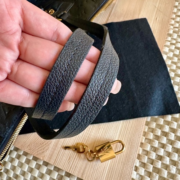 ♦️SOLD♦️ Louis Vuitton Monogram Empreinte Bag - Picture 7 of 16